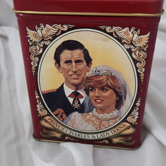 Lyons Tea Prince Charles and Lady Diana Royal Wedding Blend Tea Tin Vintage NICE - Picture 5 of 5